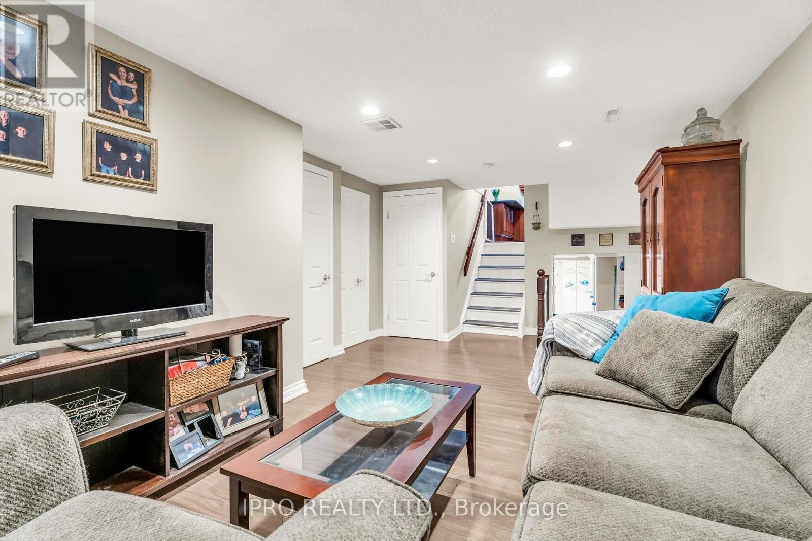 












117 ALICEWOOD COURT

,
Toronto (West Humber-Clairville),




Ontario
M9V3Y1


