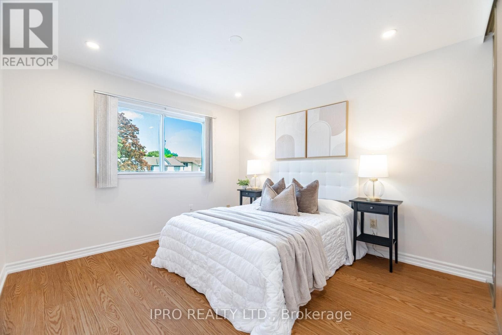 












734 BRIAR CRESCENT

,
Milton (DP Dorset Park),




Ontario
L9T3Z8

