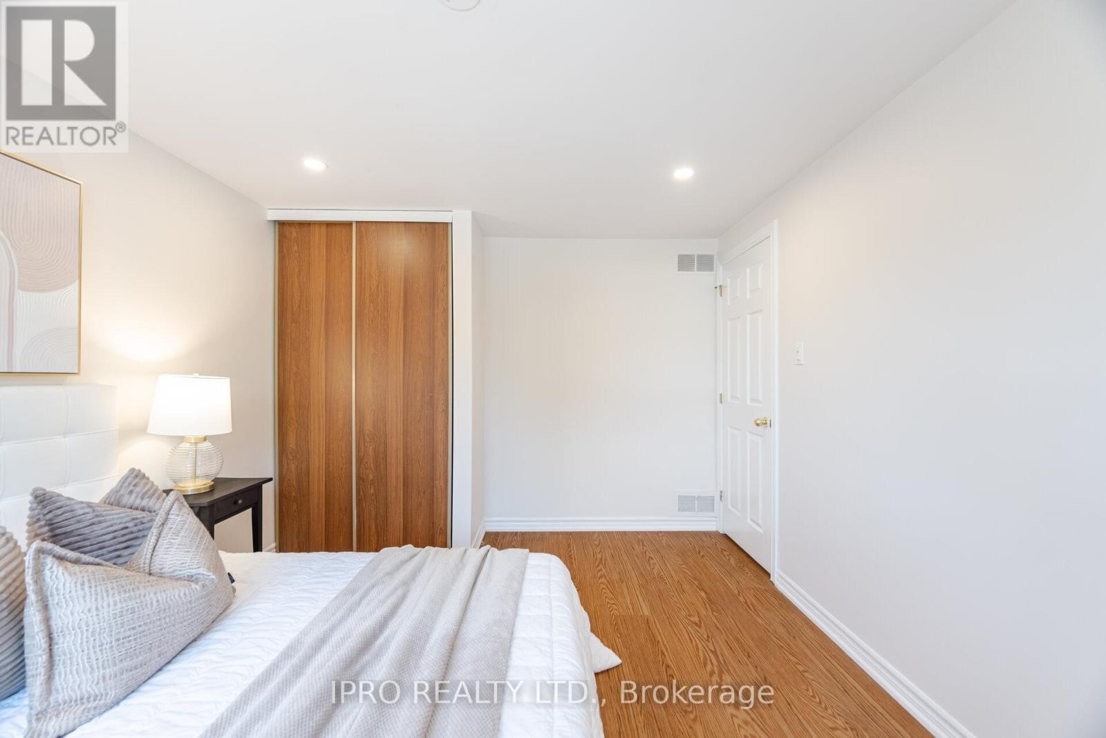 












734 BRIAR CRESCENT

,
Milton (DP Dorset Park),




Ontario
L9T3Z8

