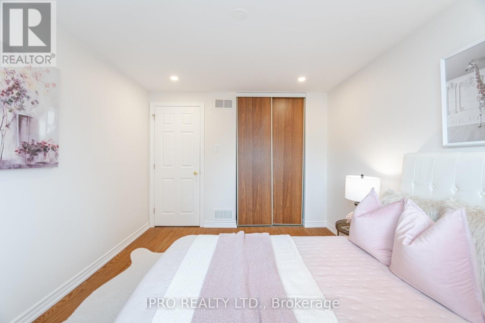 












734 BRIAR CRESCENT

,
Milton (DP Dorset Park),




Ontario
L9T3Z8

