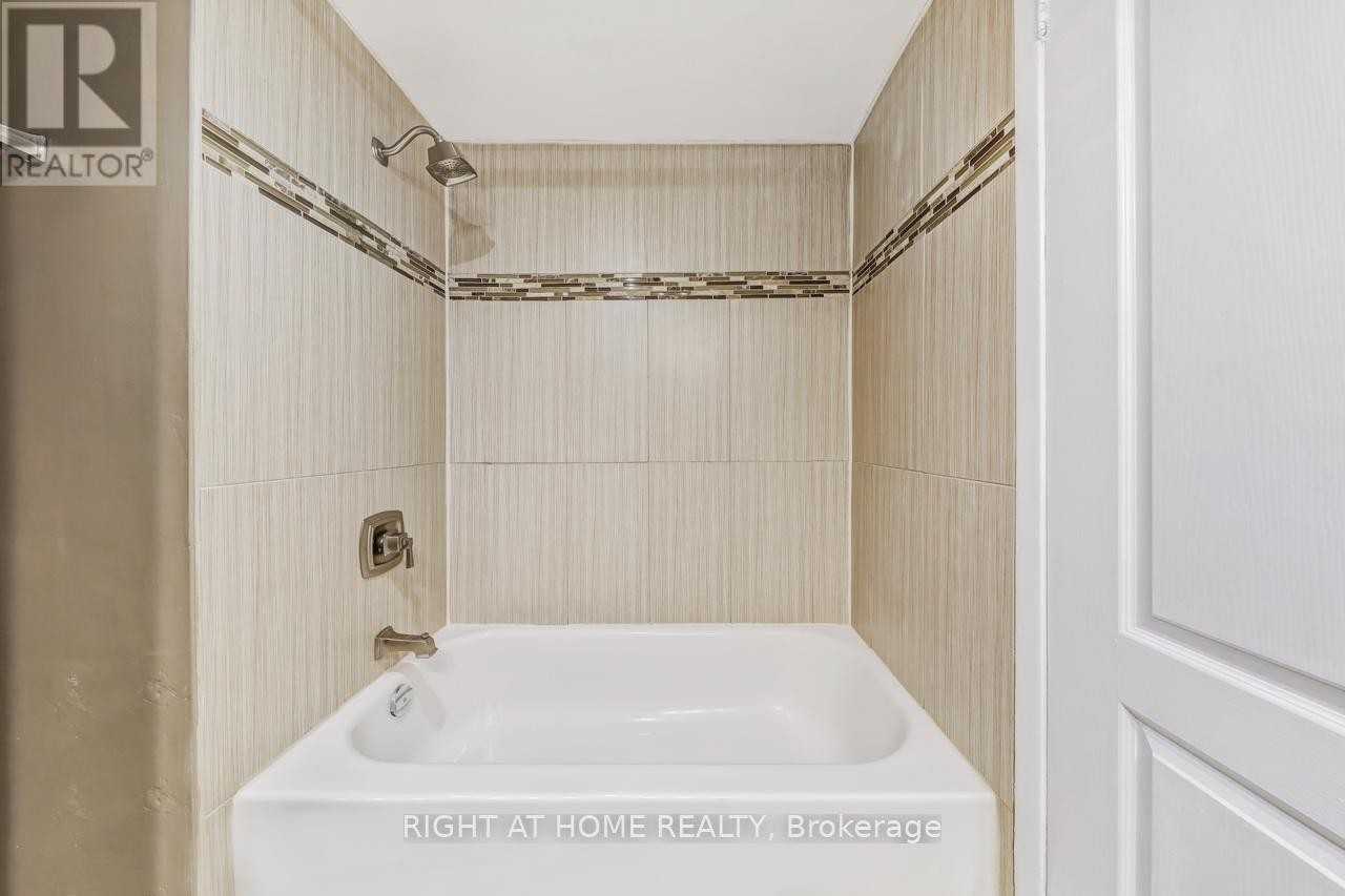 












9 - 9 ASHTON CRESCENT

,
Brampton (Central Park),




Ontario
L6S3J9

