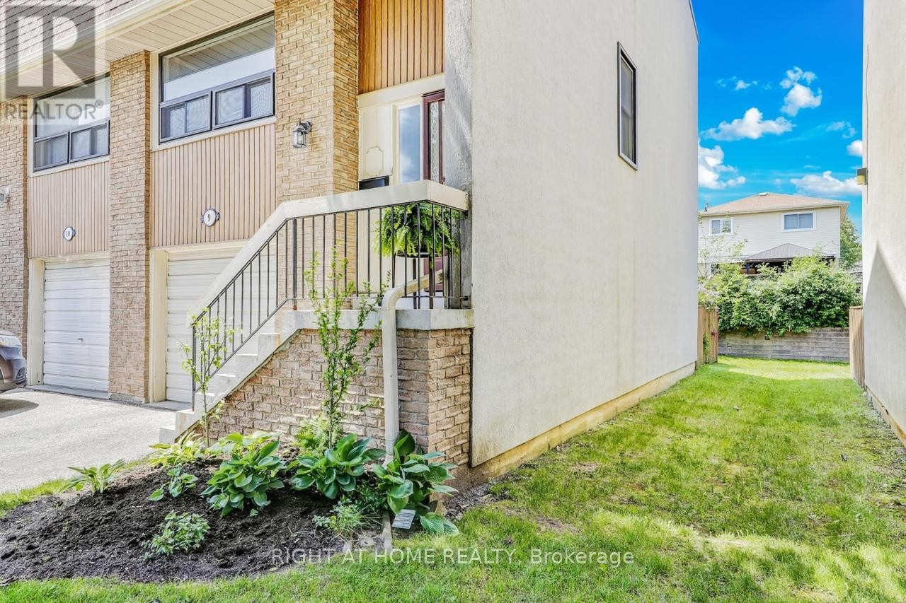 












9 - 9 ASHTON CRESCENT

,
Brampton (Central Park),




Ontario
L6S3J9

