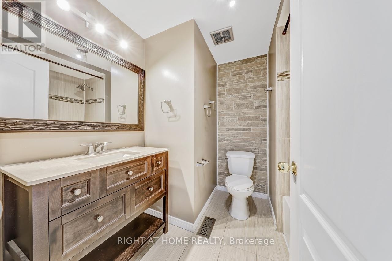












9 - 9 ASHTON CRESCENT

,
Brampton (Central Park),




Ontario
L6S3J9

