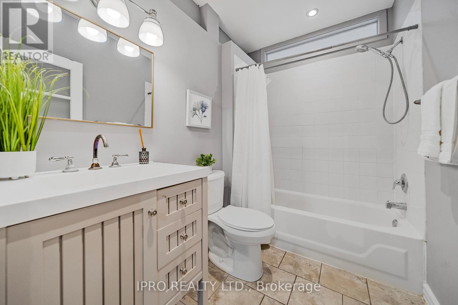 












2 - 166 BROADWAY AVENUE

,
Orangeville,




Ontario
L9W1K3

