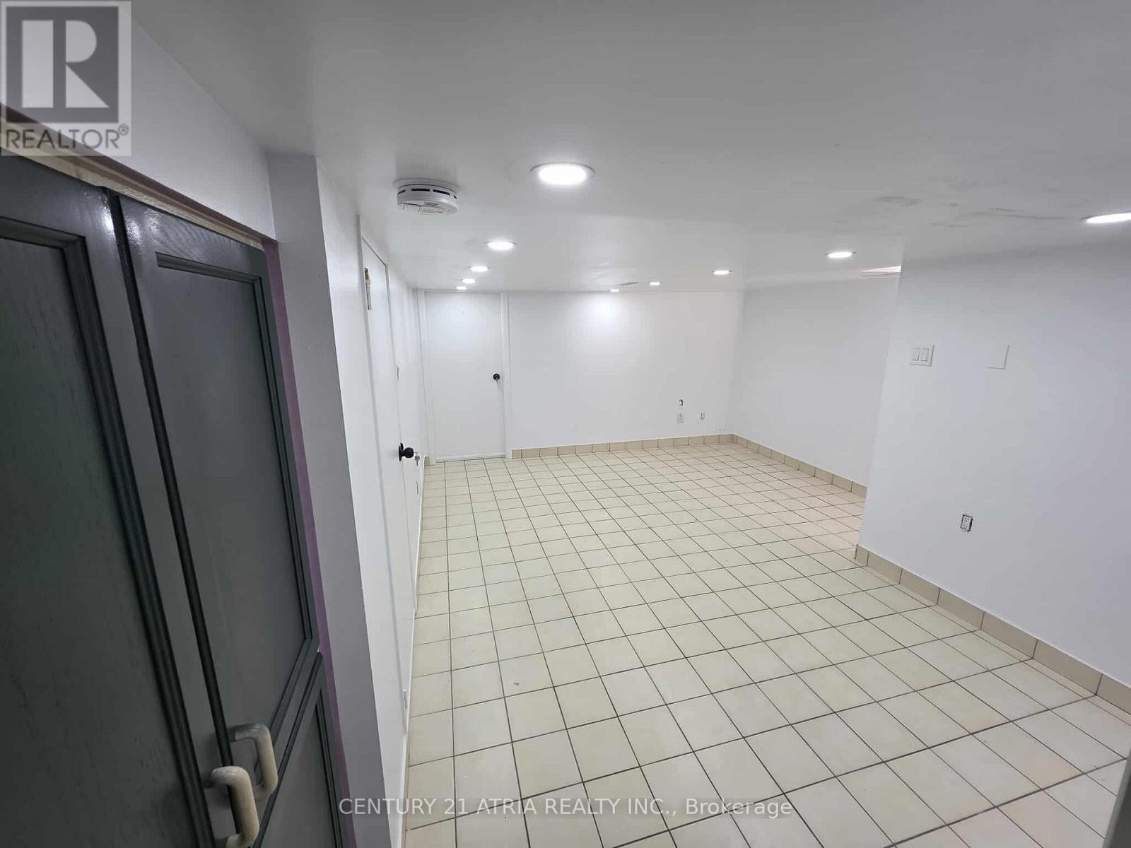 












931 GARDNER AVENUE

,
Mississauga (Lakeview),




Ontario
L5E1B3

