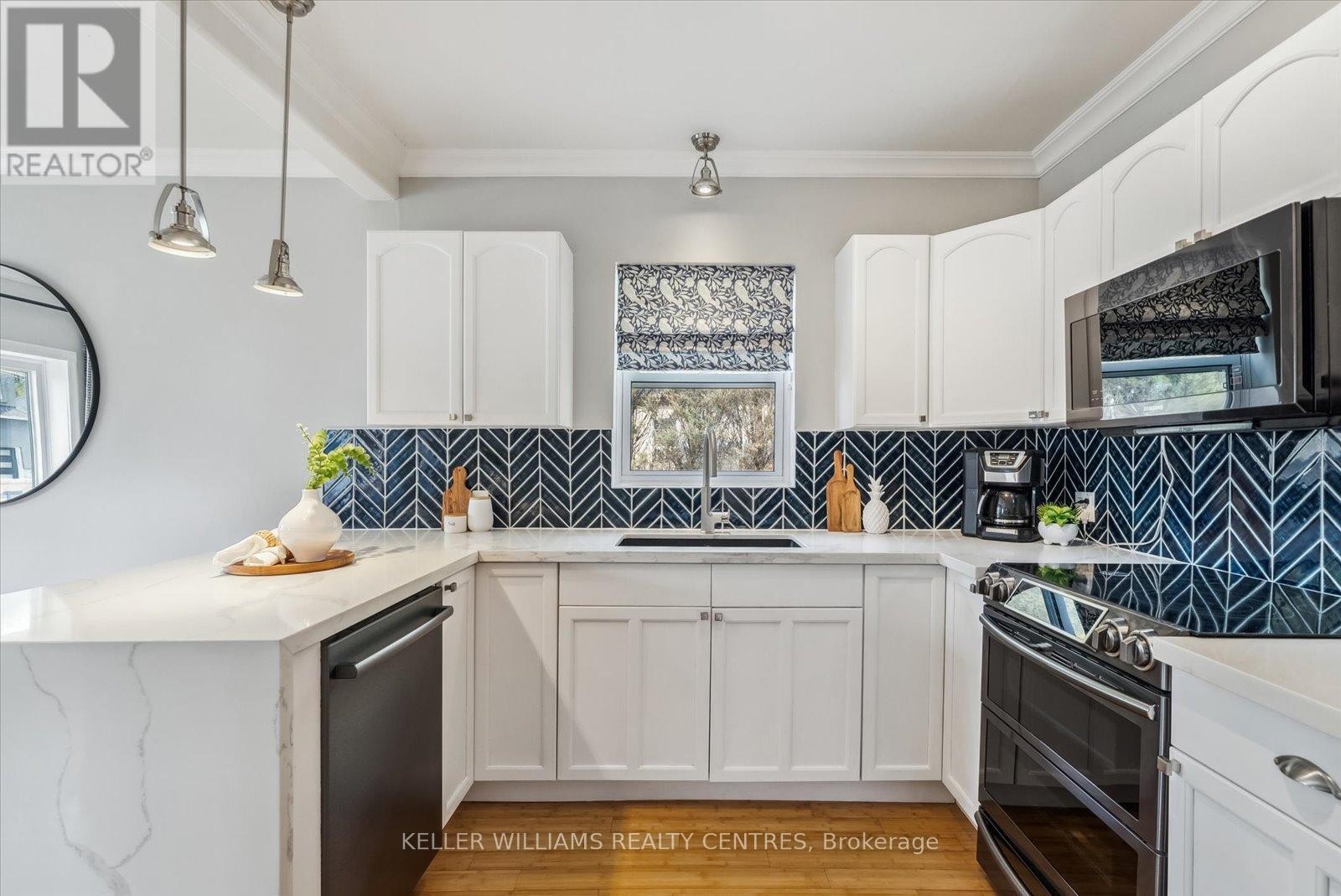 












13 VILLA ROAD

,
Toronto (Long Branch),




Ontario
M8W1M4

