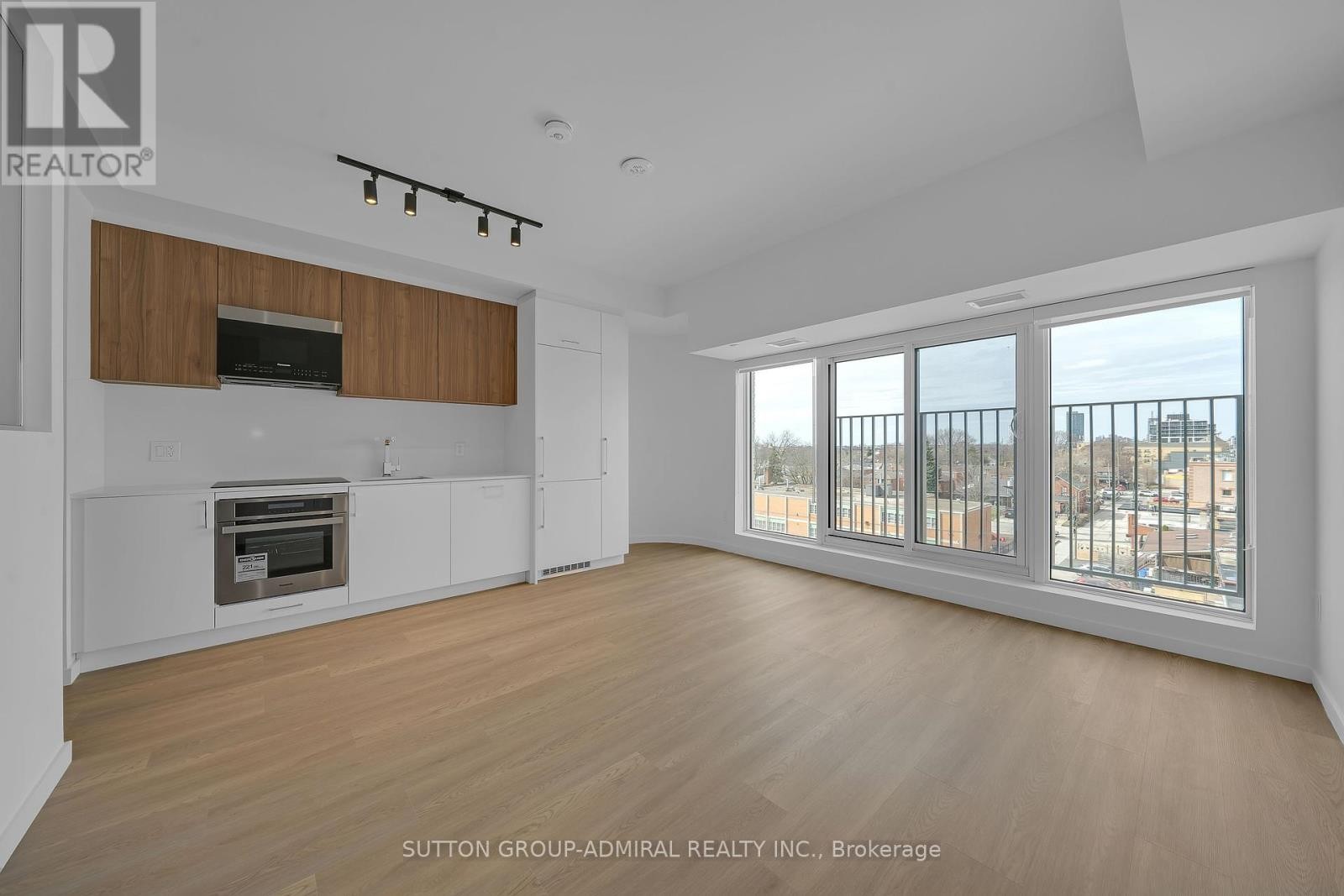 












510 - 689 THE QUEENSWAY

,
Toronto (Stonegate-Queensway),




Ontario
M8Y1L1

