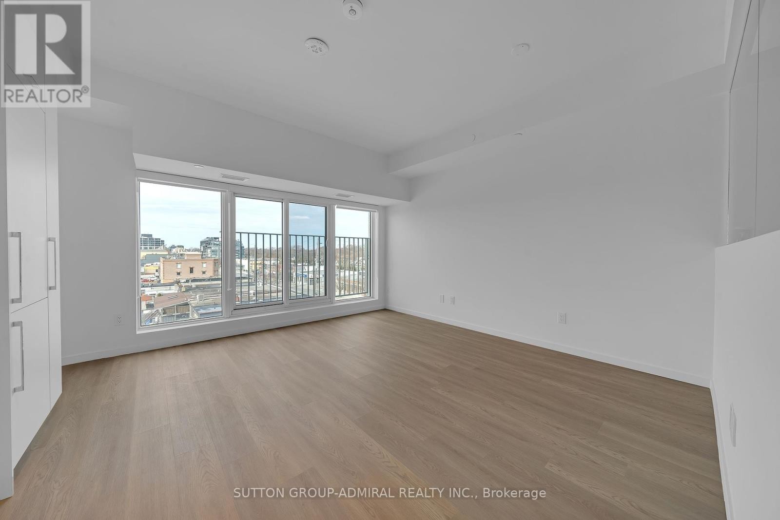 












510 - 689 THE QUEENSWAY

,
Toronto (Stonegate-Queensway),




Ontario
M8Y1L1

