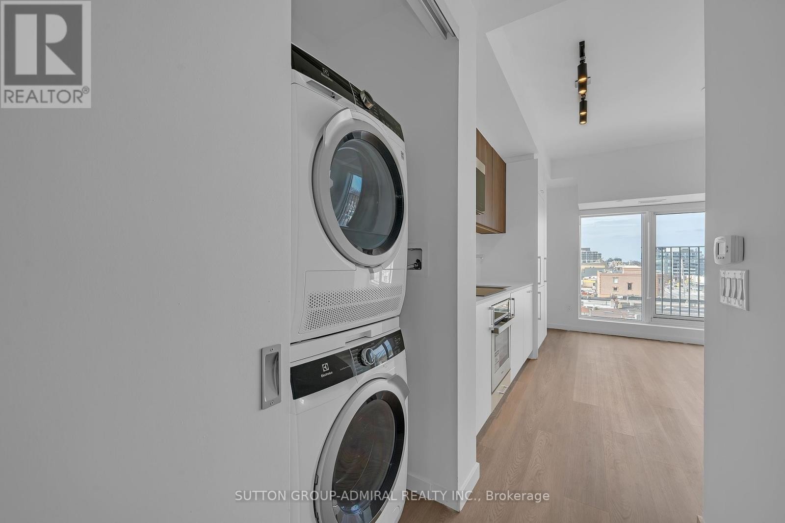 












510 - 689 THE QUEENSWAY

,
Toronto (Stonegate-Queensway),




Ontario
M8Y1L1

