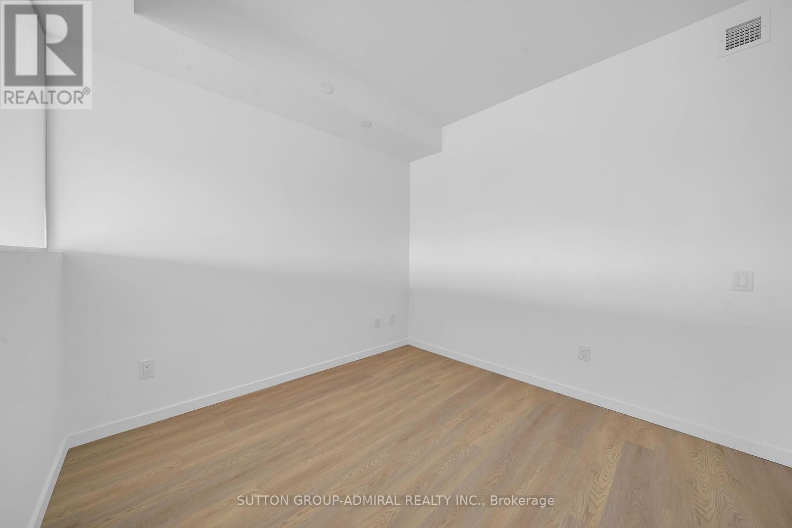 












510 - 689 THE QUEENSWAY

,
Toronto (Stonegate-Queensway),




Ontario
M8Y1L1

