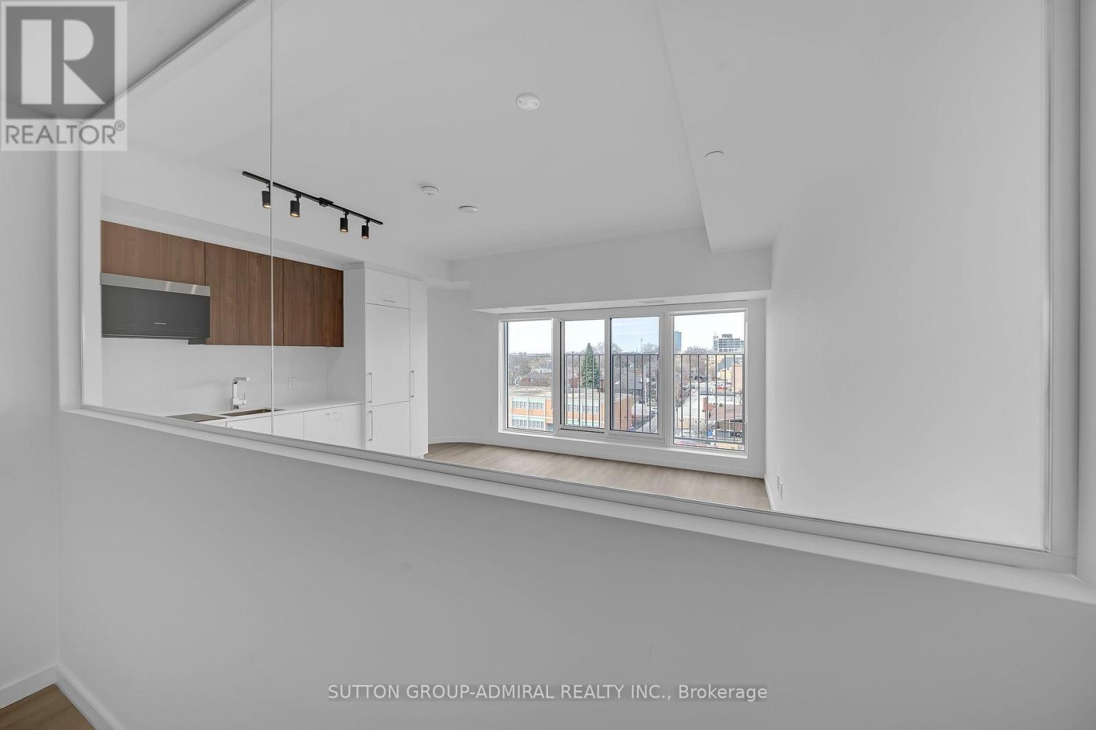 












510 - 689 THE QUEENSWAY

,
Toronto (Stonegate-Queensway),




Ontario
M8Y1L1


