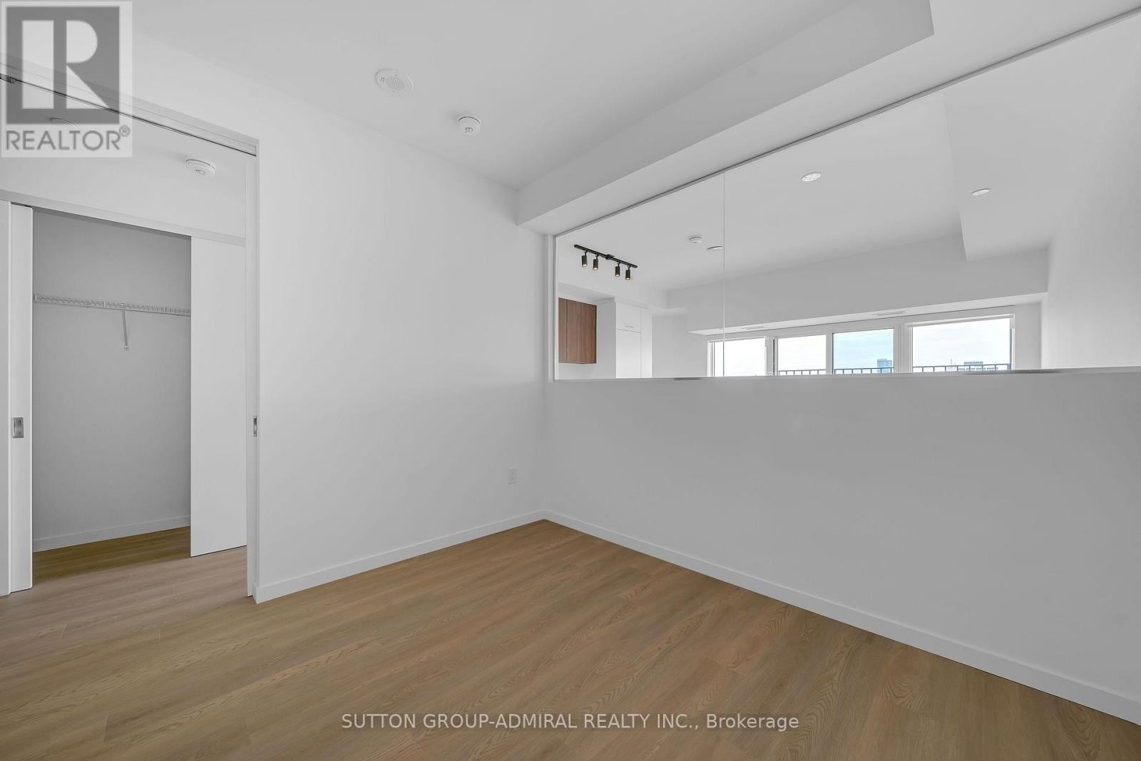 












510 - 689 THE QUEENSWAY

,
Toronto (Stonegate-Queensway),




Ontario
M8Y1L1

