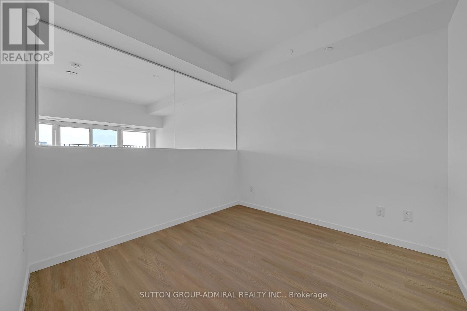 












510 - 689 THE QUEENSWAY

,
Toronto (Stonegate-Queensway),




Ontario
M8Y1L1

