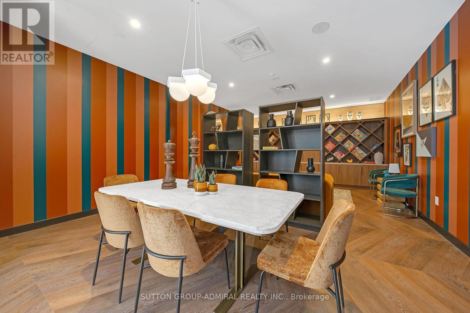 












510 - 689 THE QUEENSWAY

,
Toronto (Stonegate-Queensway),




Ontario
M8Y1L1

