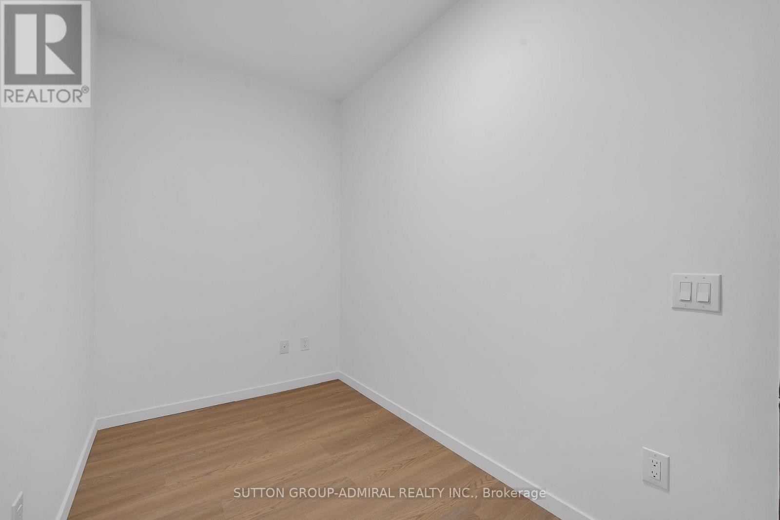 












510 - 689 THE QUEENSWAY

,
Toronto (Stonegate-Queensway),




Ontario
M8Y1L1


