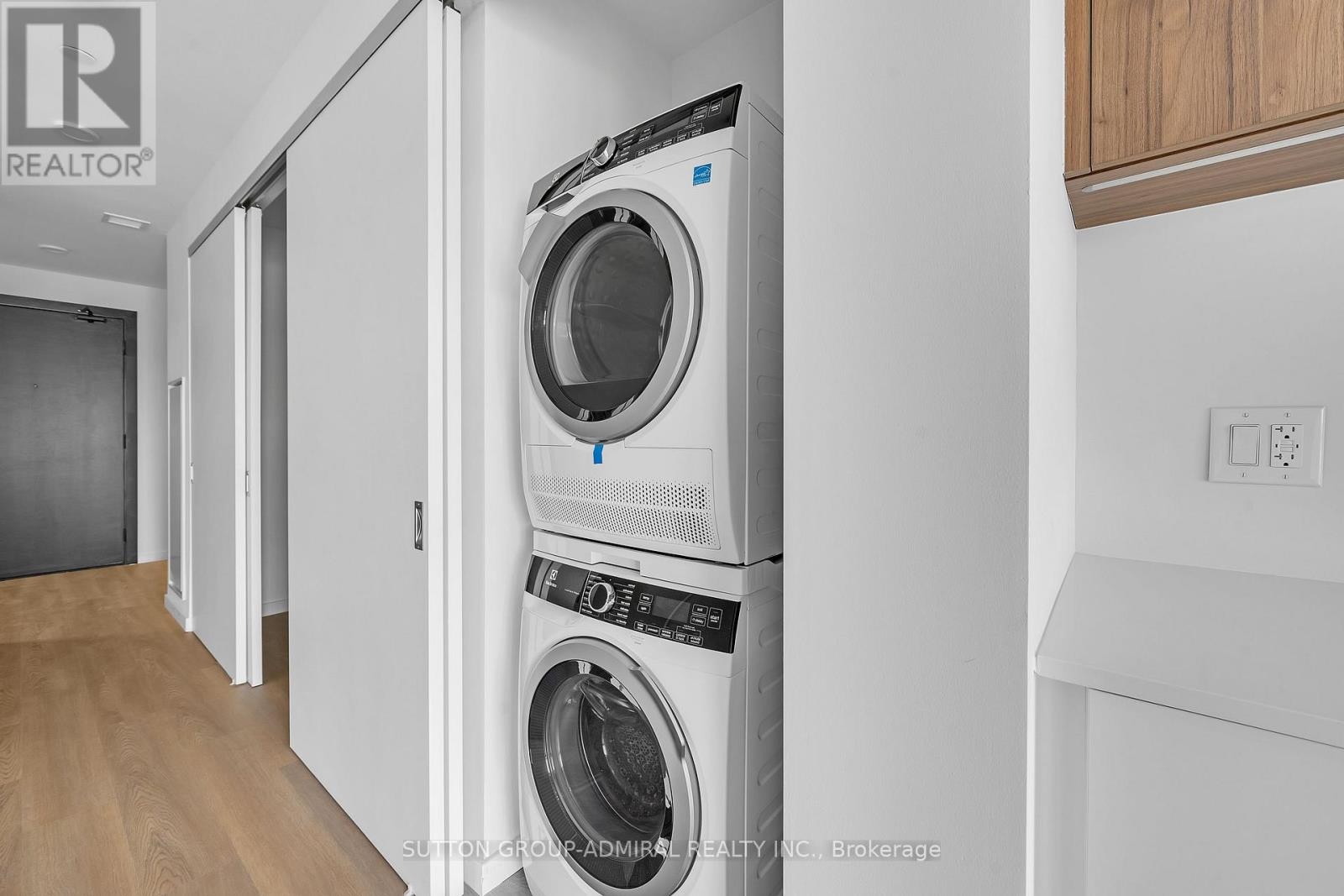 












510 - 689 THE QUEENSWAY

,
Toronto (Stonegate-Queensway),




Ontario
M8Y1L1

