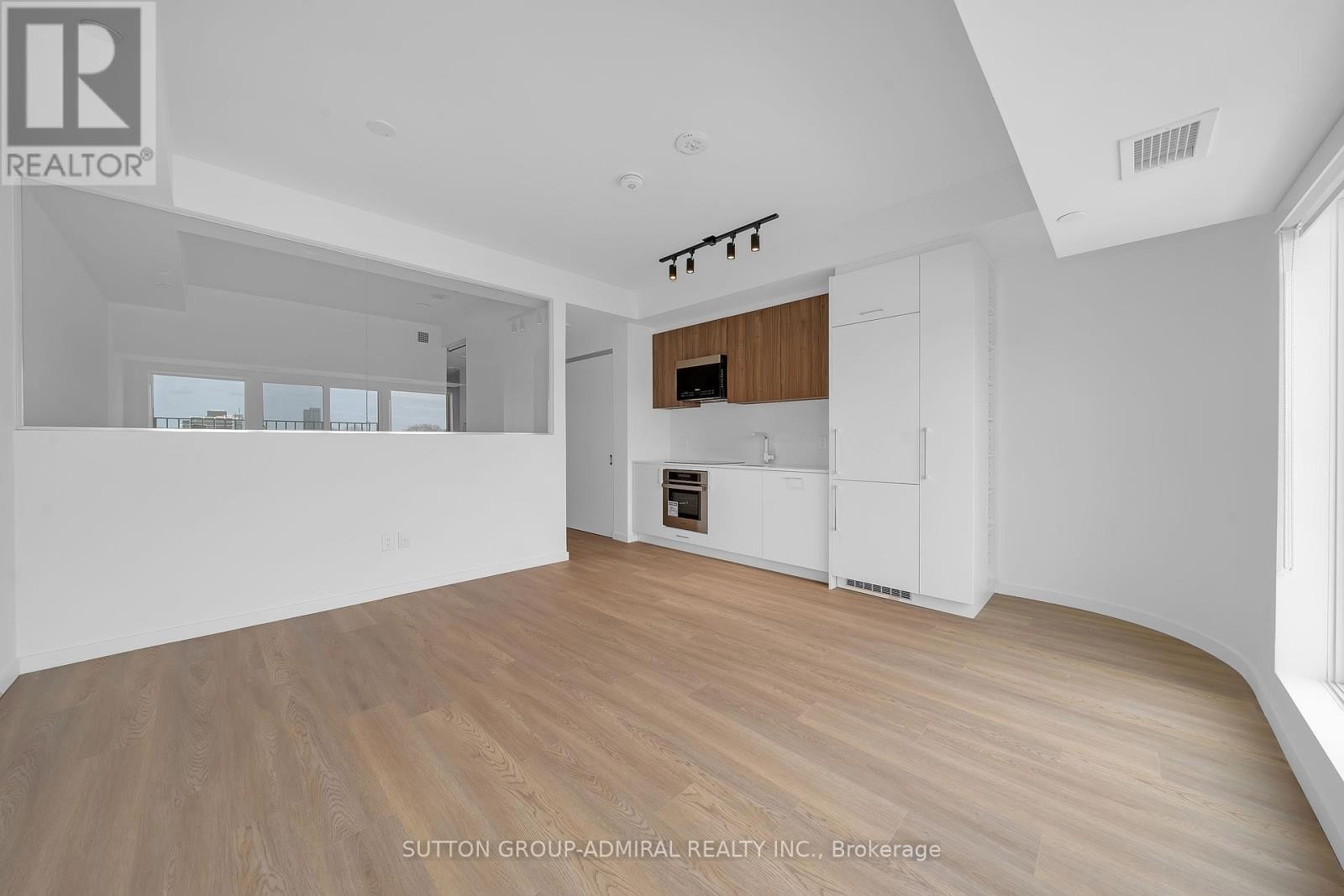












510 - 689 THE QUEENSWAY

,
Toronto (Stonegate-Queensway),




Ontario
M8Y1L1

