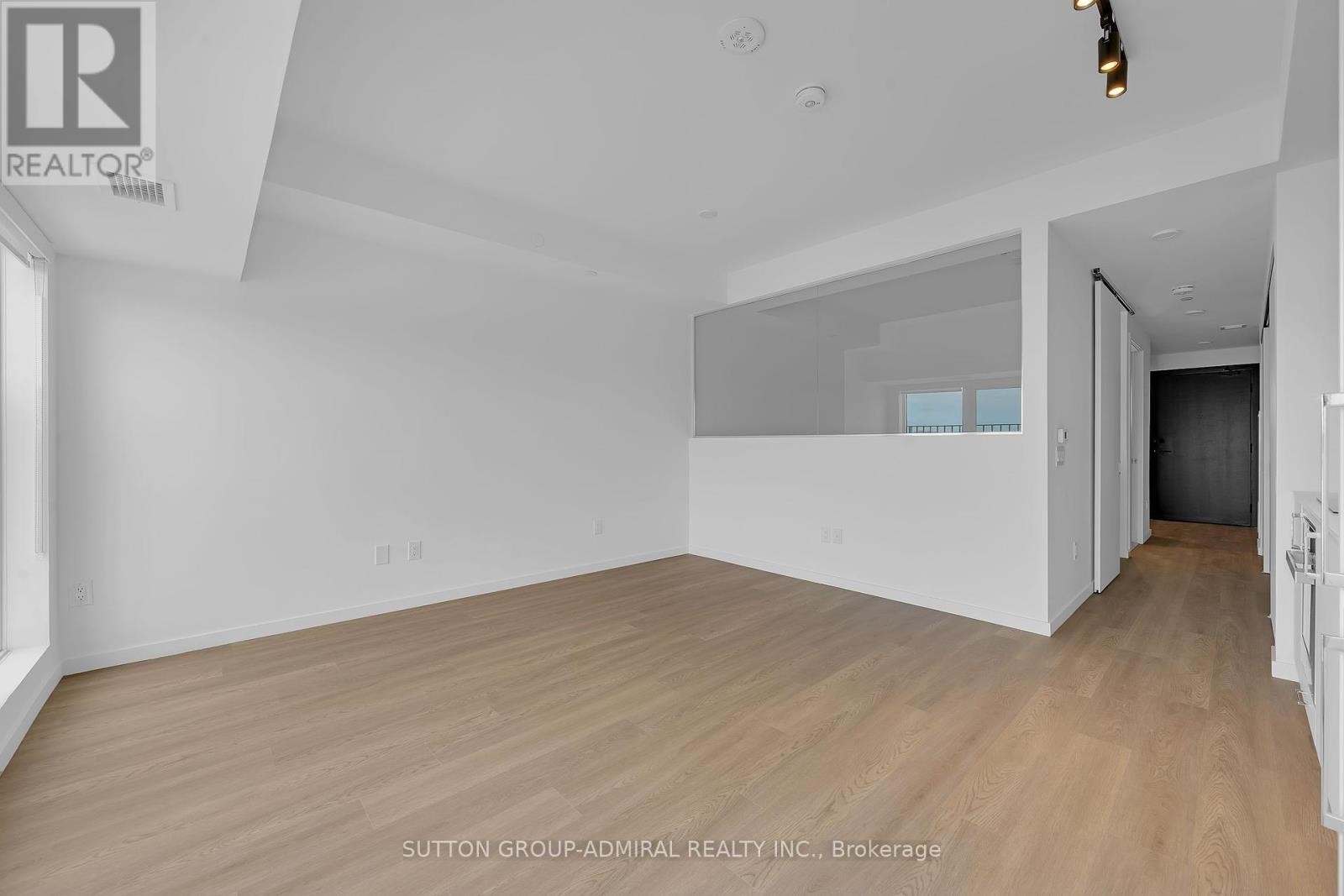












510 - 689 THE QUEENSWAY

,
Toronto (Stonegate-Queensway),




Ontario
M8Y1L1


