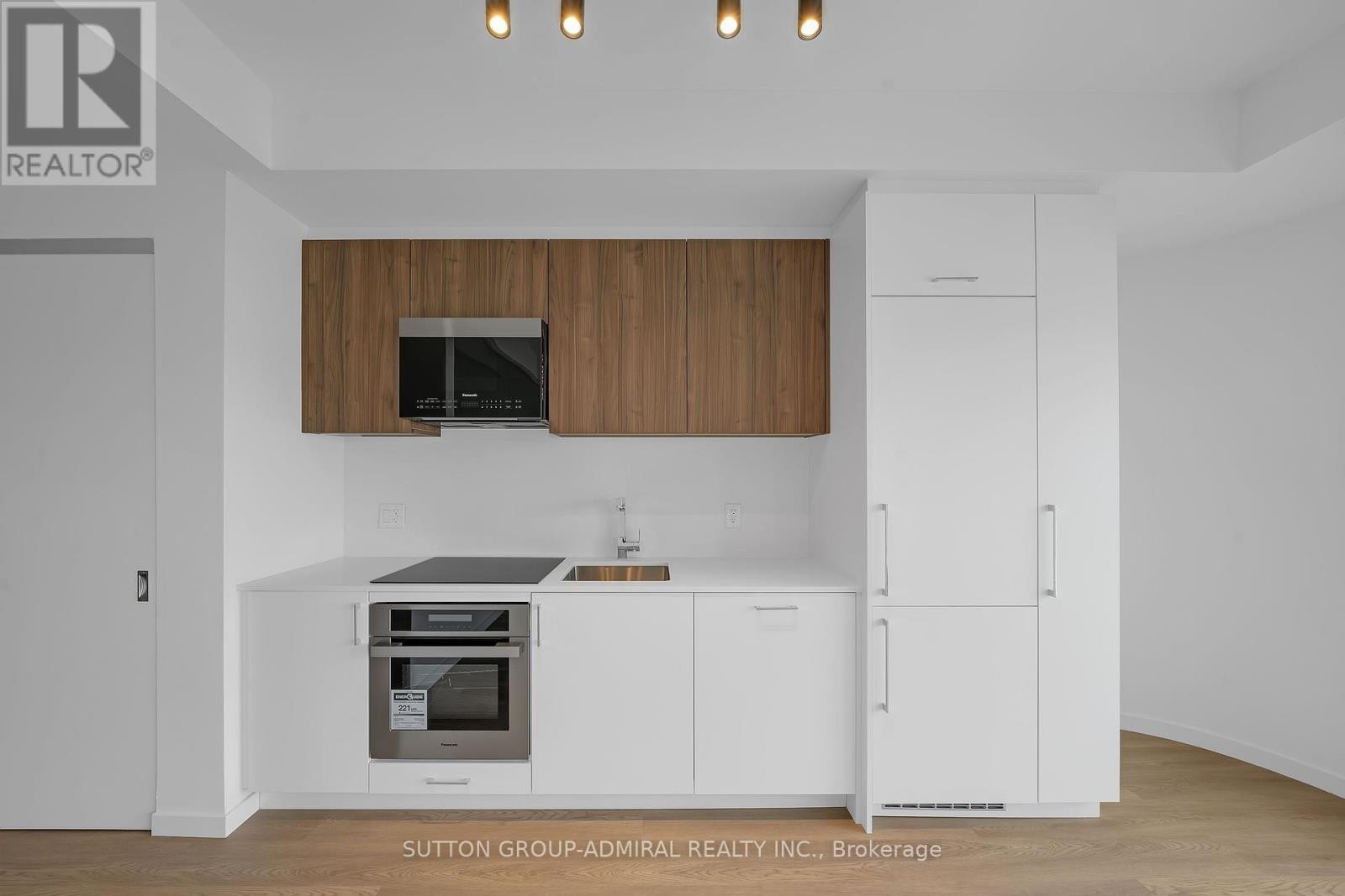 












510 - 689 THE QUEENSWAY

,
Toronto (Stonegate-Queensway),




Ontario
M8Y1L1

