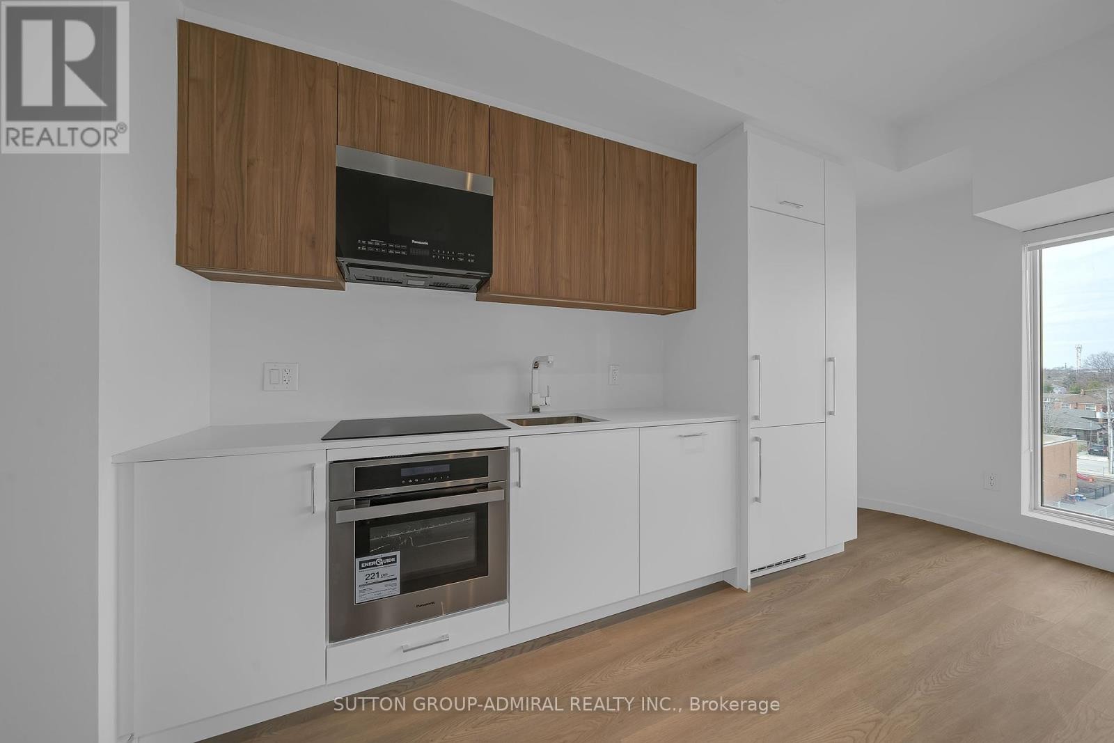 












510 - 689 THE QUEENSWAY

,
Toronto (Stonegate-Queensway),




Ontario
M8Y1L1

