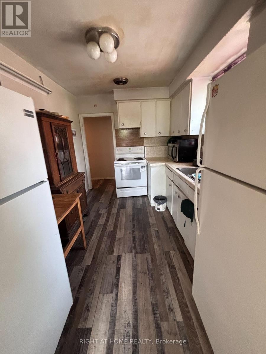 












8-10 THISTLE DOWN BOULEVARD

,
Toronto (Thistletown-Beaumonde Heights),




Ontario
M9V1H8

