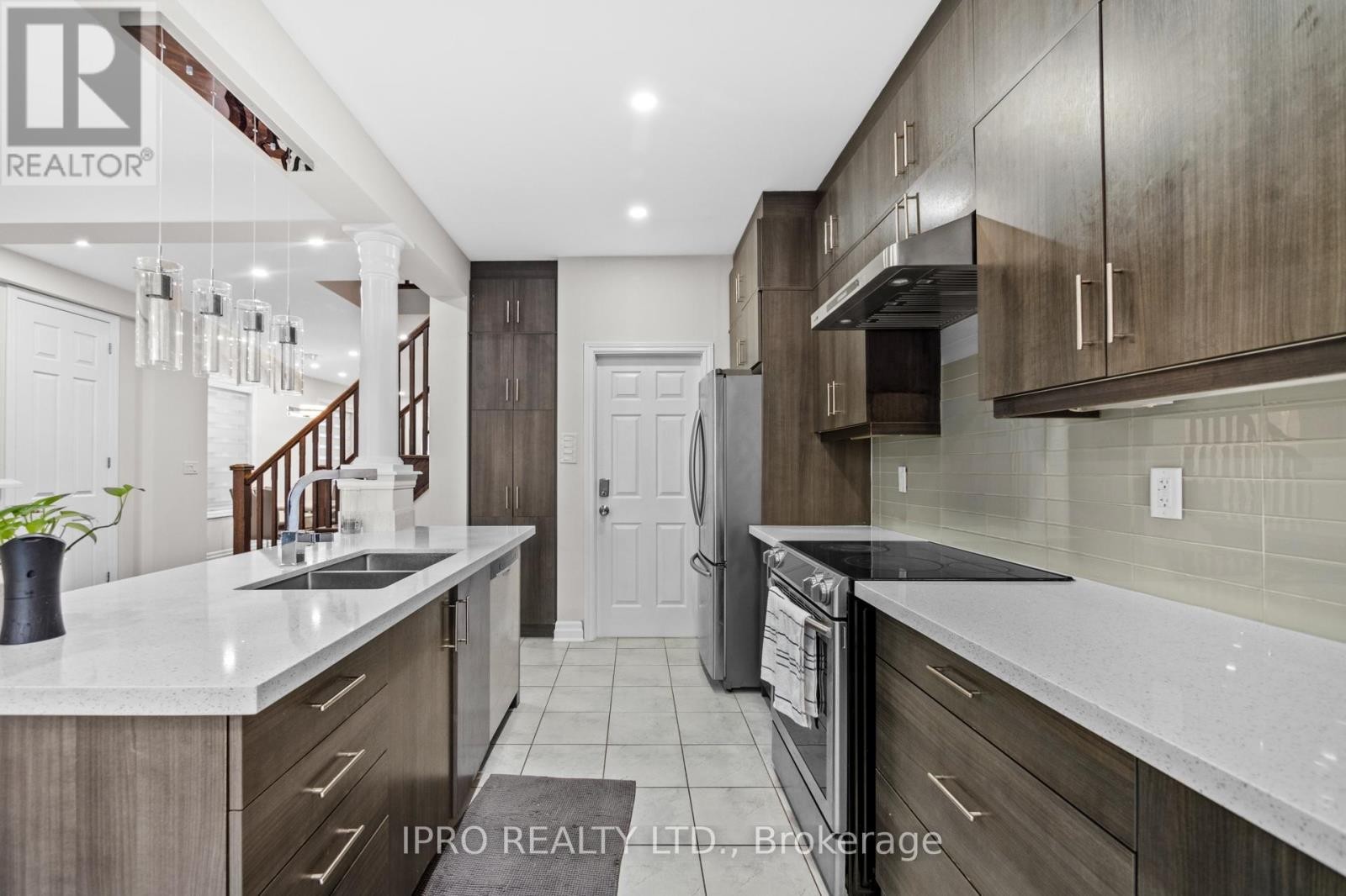 












923 PENSON CRESCENT

,
Milton (CO Coates),




Ontario
L9T8Z7

