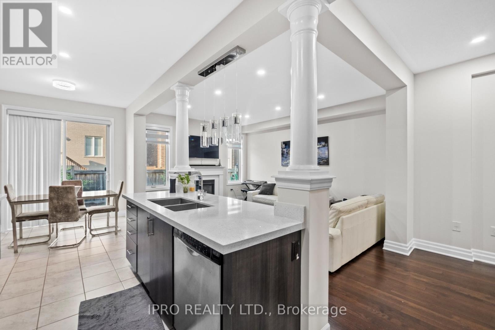 












923 PENSON CRESCENT

,
Milton (CO Coates),




Ontario
L9T8Z7

