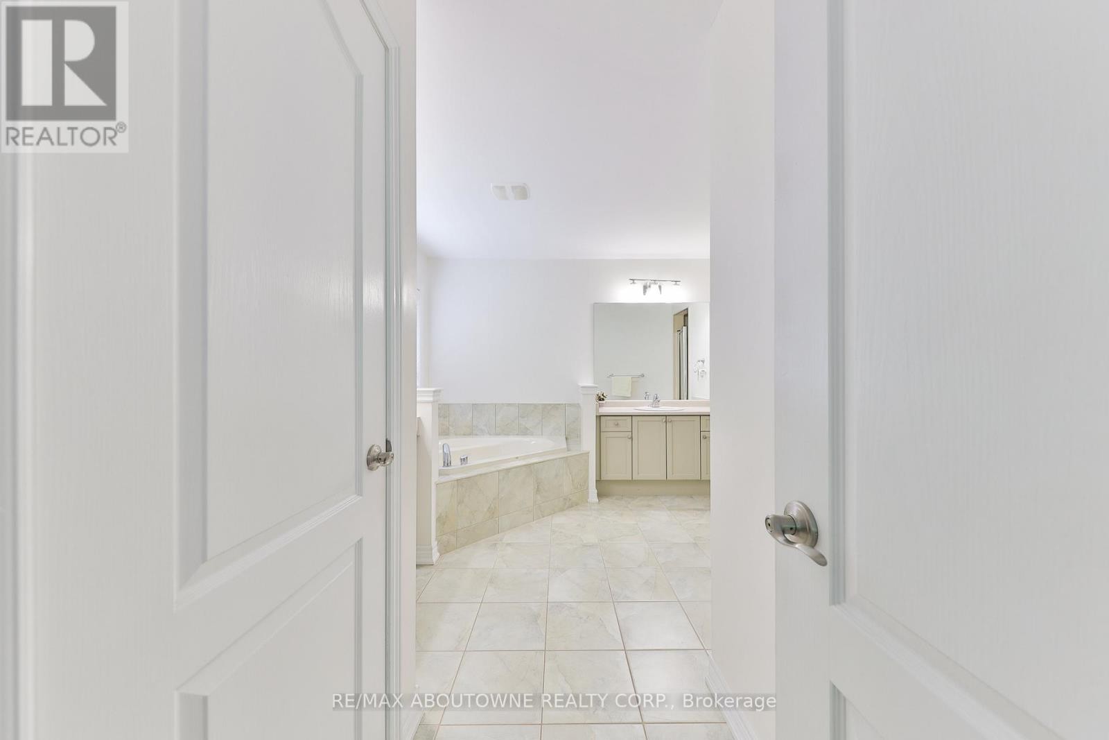 












317 NAUTICAL BOULEVARD

,
Oakville (BR Bronte),




Ontario
L6L0C1

