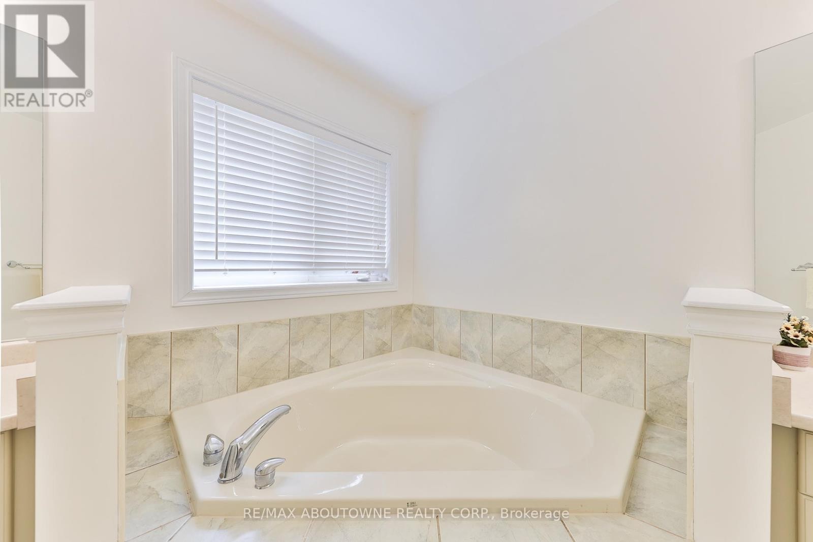 












317 NAUTICAL BOULEVARD

,
Oakville (BR Bronte),




Ontario
L6L0C1

