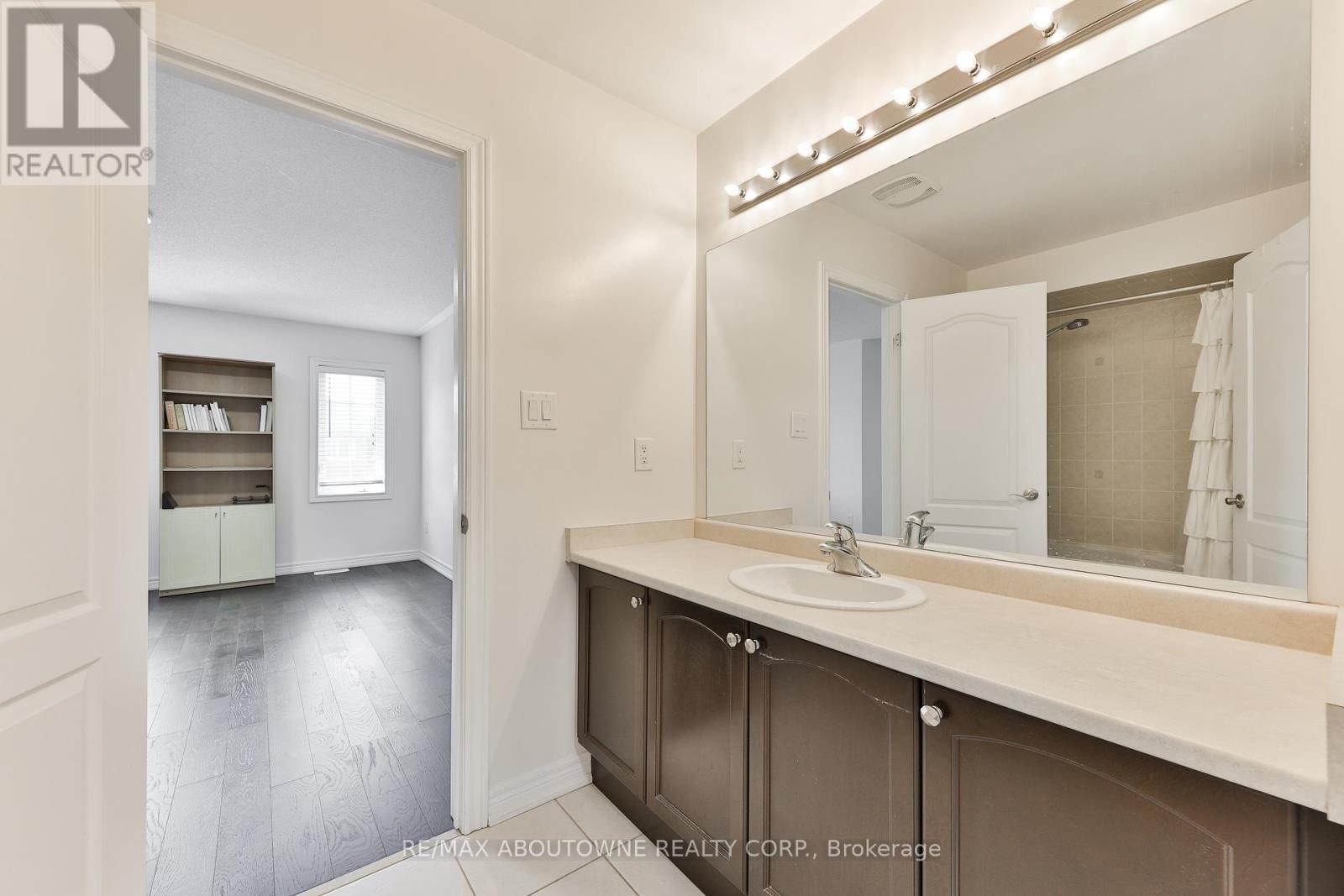 












317 NAUTICAL BOULEVARD

,
Oakville (BR Bronte),




Ontario
L6L0C1

