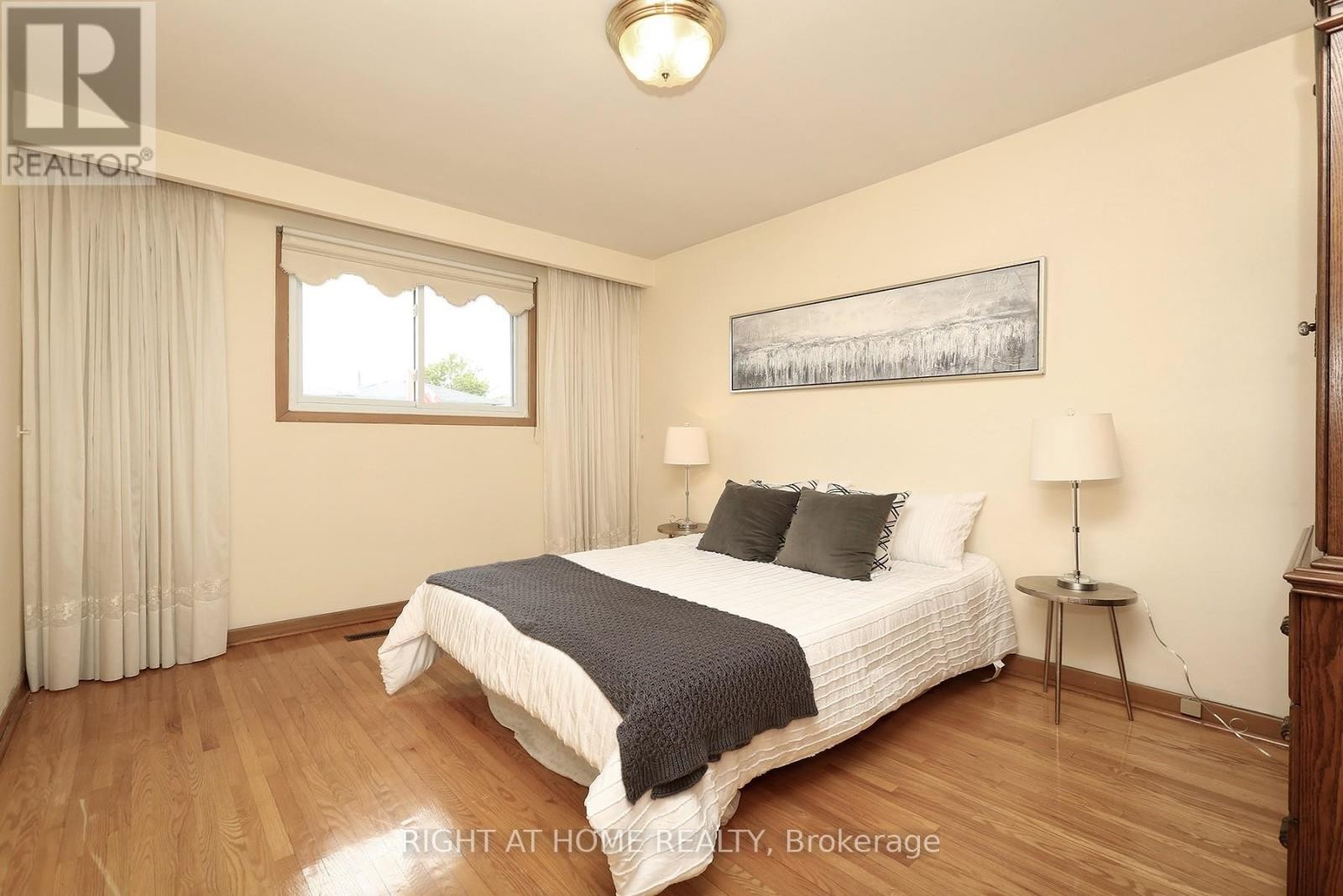 












7264 SHALLFORD ROAD

,
Mississauga (Malton),




Ontario
L4T2P7

