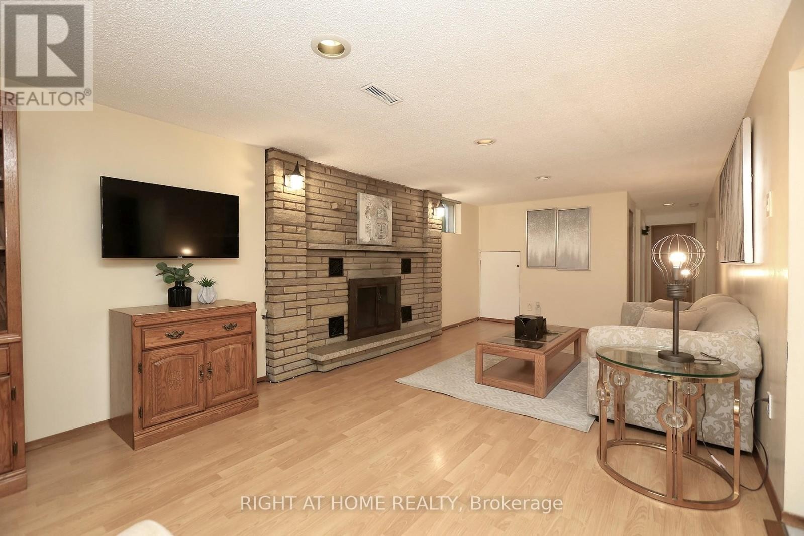 












7264 SHALLFORD ROAD

,
Mississauga (Malton),




Ontario
L4T2P7

