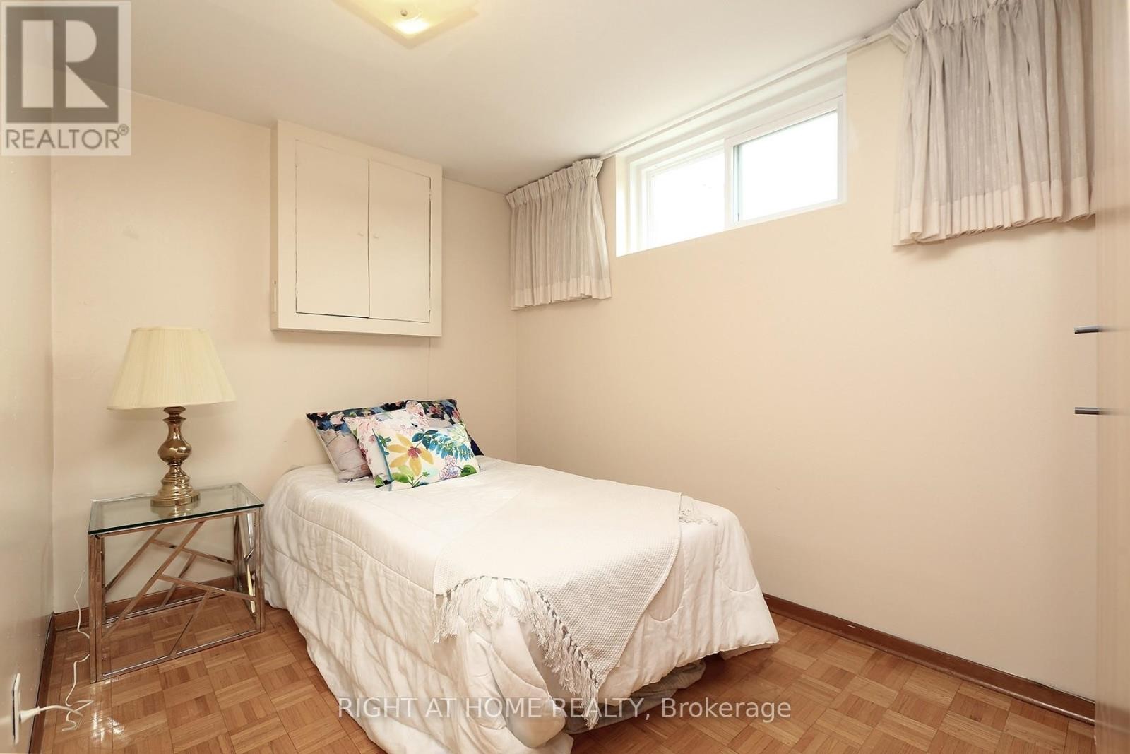 












7264 SHALLFORD ROAD

,
Mississauga (Malton),




Ontario
L4T2P7

