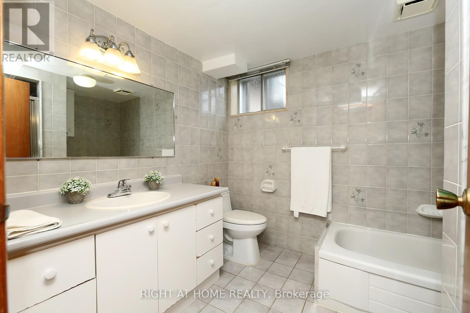 












7264 SHALLFORD ROAD

,
Mississauga (Malton),




Ontario
L4T2P7

