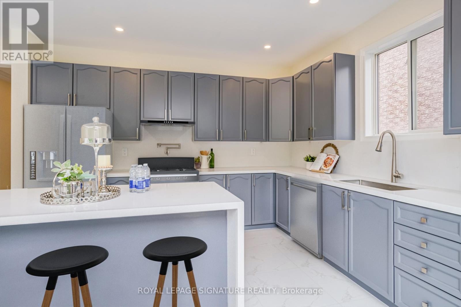 












854 YATES DRIVE

,
Milton (CO Coates),




Ontario
L9T0E5

