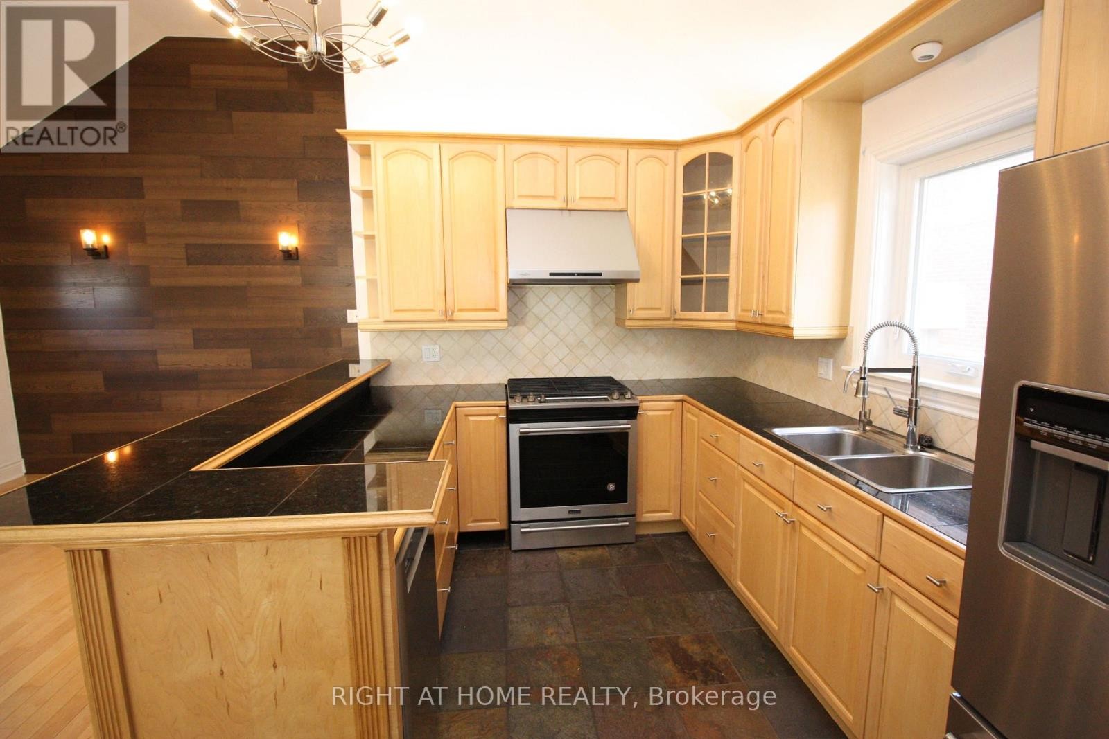 












479 RIMILTON AVENUE

,
Toronto (Alderwood),




Ontario
M8W2H2

