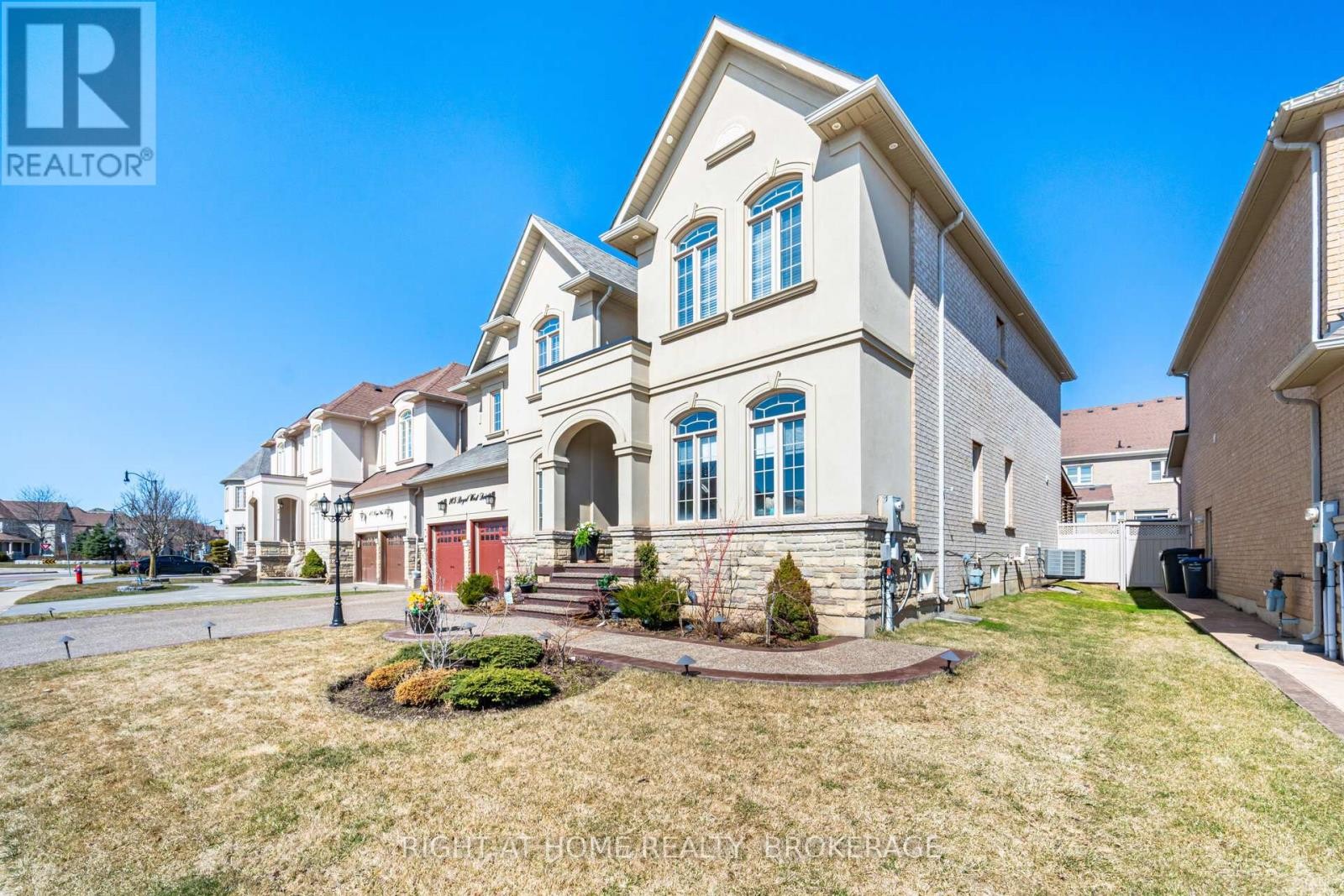 












105 ROYAL WEST DRIVE

,
Brampton (Credit Valley),




Ontario
L6X0V6

