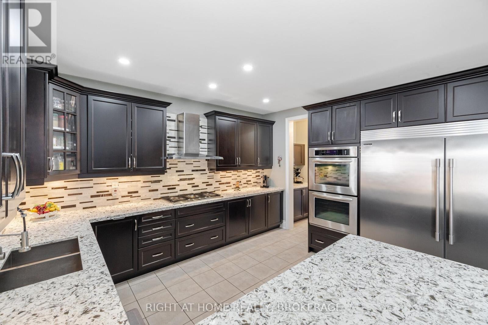 












105 ROYAL WEST DRIVE

,
Brampton (Credit Valley),




Ontario
L6X0V6

