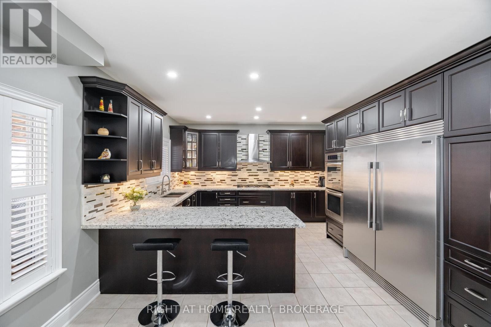 












105 ROYAL WEST DRIVE

,
Brampton (Credit Valley),




Ontario
L6X0V6

