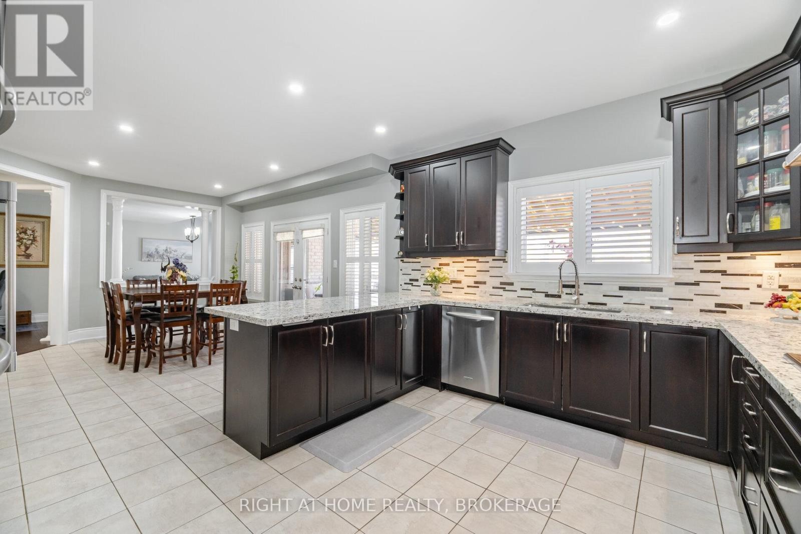 












105 ROYAL WEST DRIVE

,
Brampton (Credit Valley),




Ontario
L6X0V6

