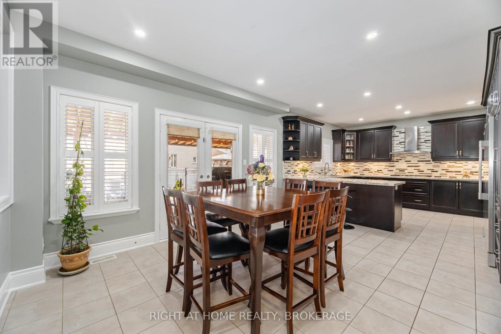 












105 ROYAL WEST DRIVE

,
Brampton (Credit Valley),




Ontario
L6X0V6

