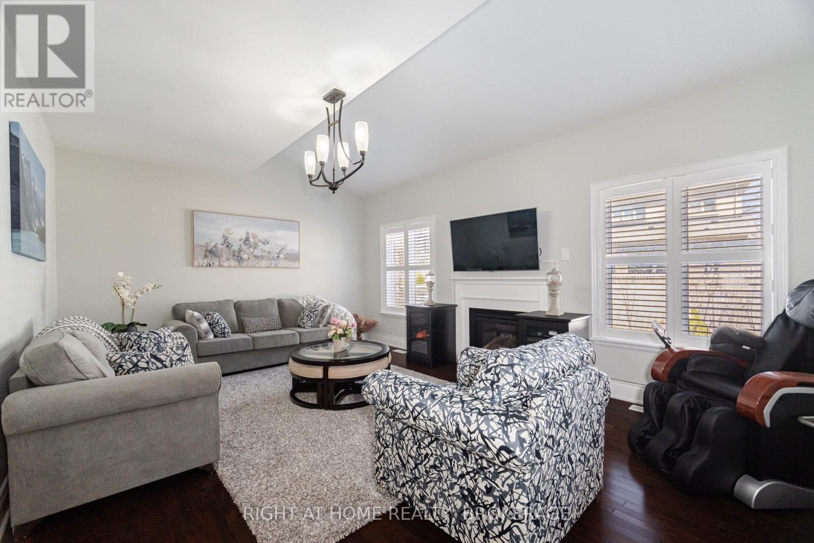 












105 ROYAL WEST DRIVE

,
Brampton (Credit Valley),




Ontario
L6X0V6

