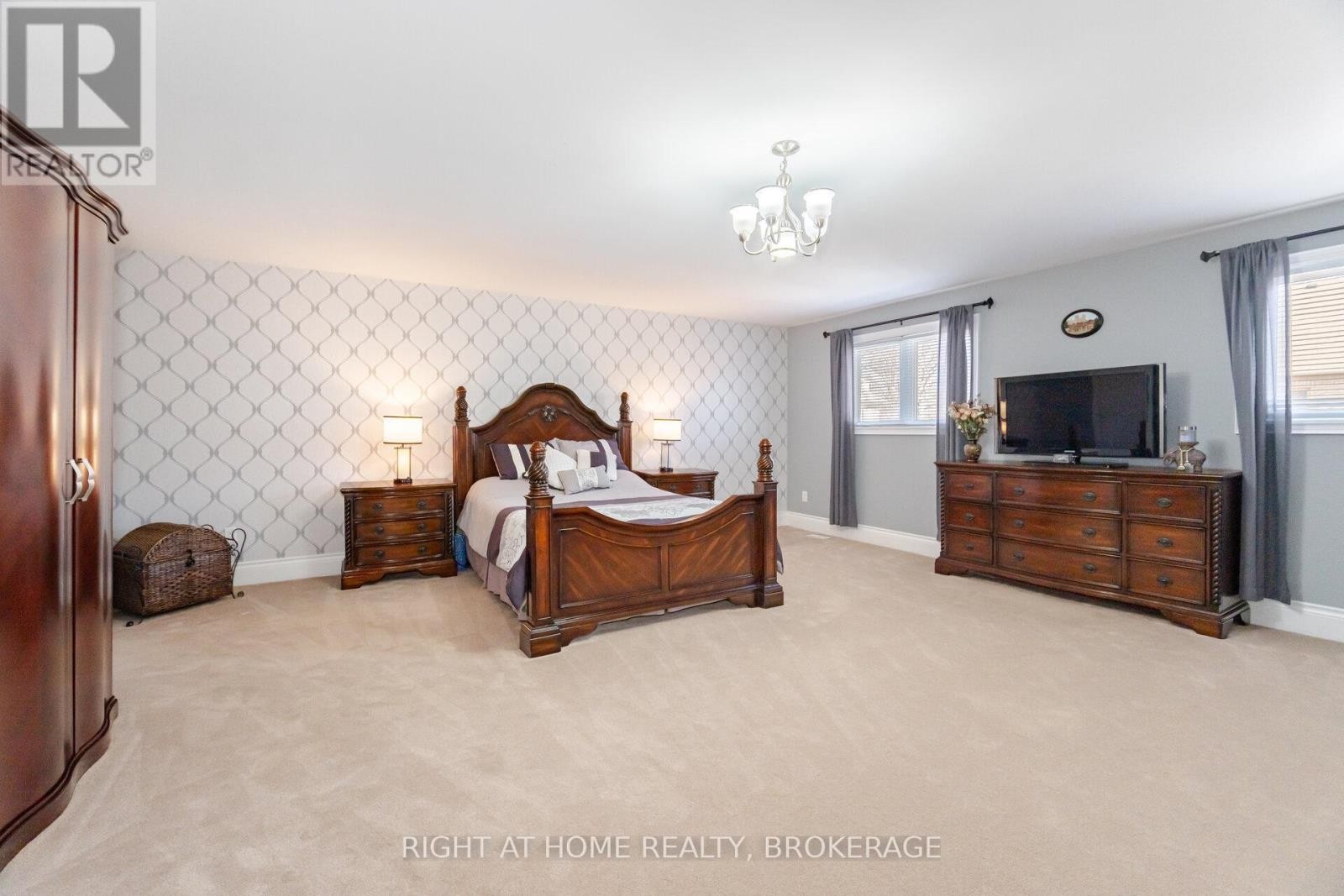 












105 ROYAL WEST DRIVE

,
Brampton (Credit Valley),




Ontario
L6X0V6

