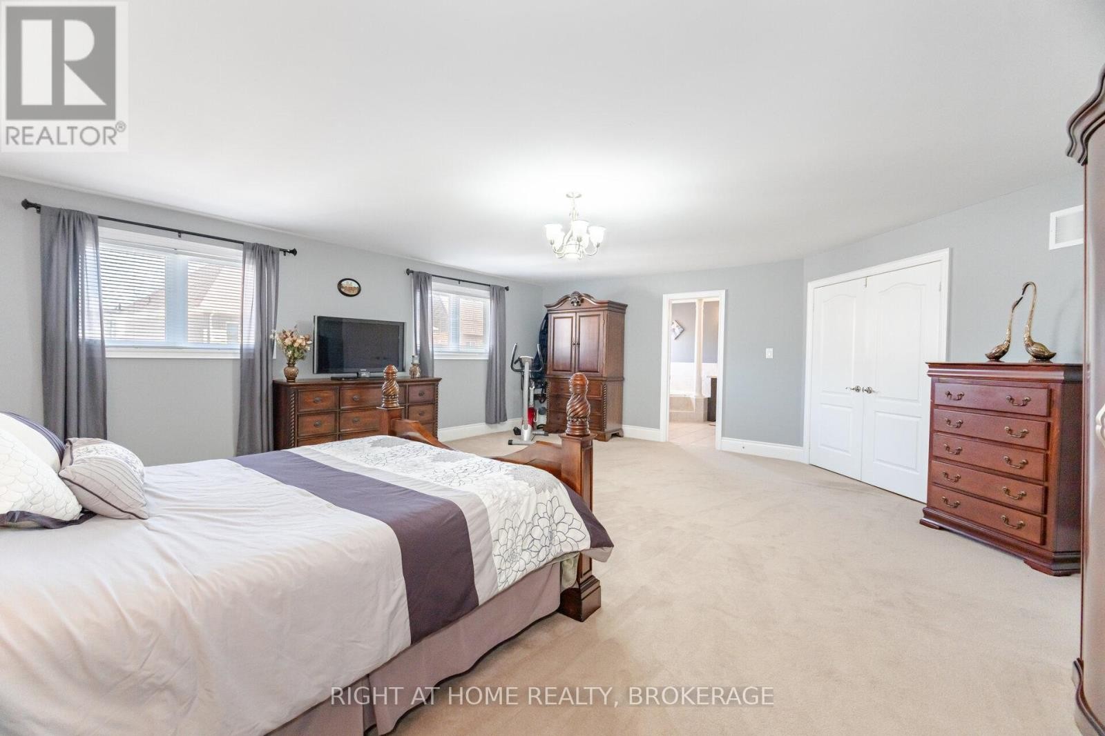












105 ROYAL WEST DRIVE

,
Brampton (Credit Valley),




Ontario
L6X0V6

