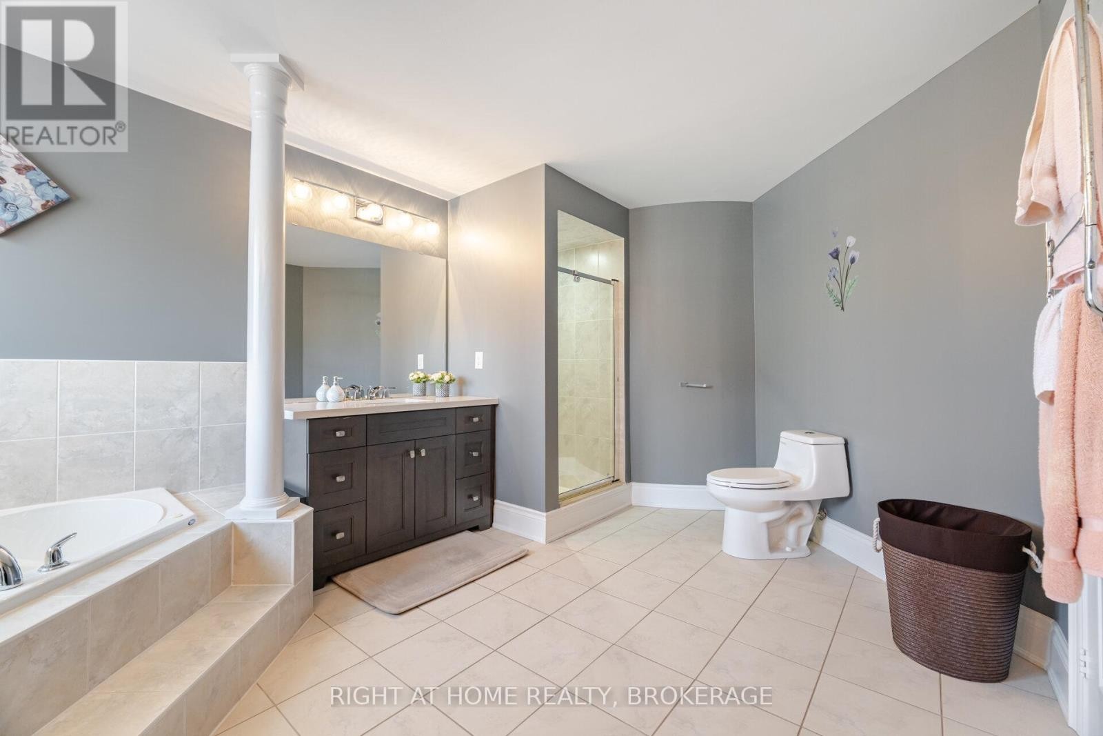 












105 ROYAL WEST DRIVE

,
Brampton (Credit Valley),




Ontario
L6X0V6

