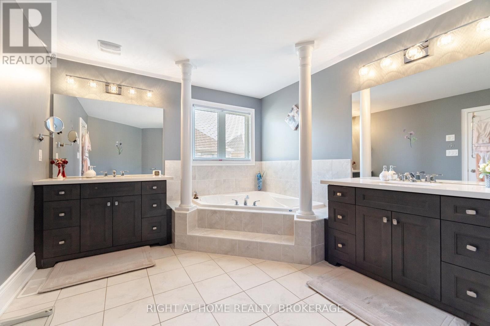












105 ROYAL WEST DRIVE

,
Brampton (Credit Valley),




Ontario
L6X0V6

