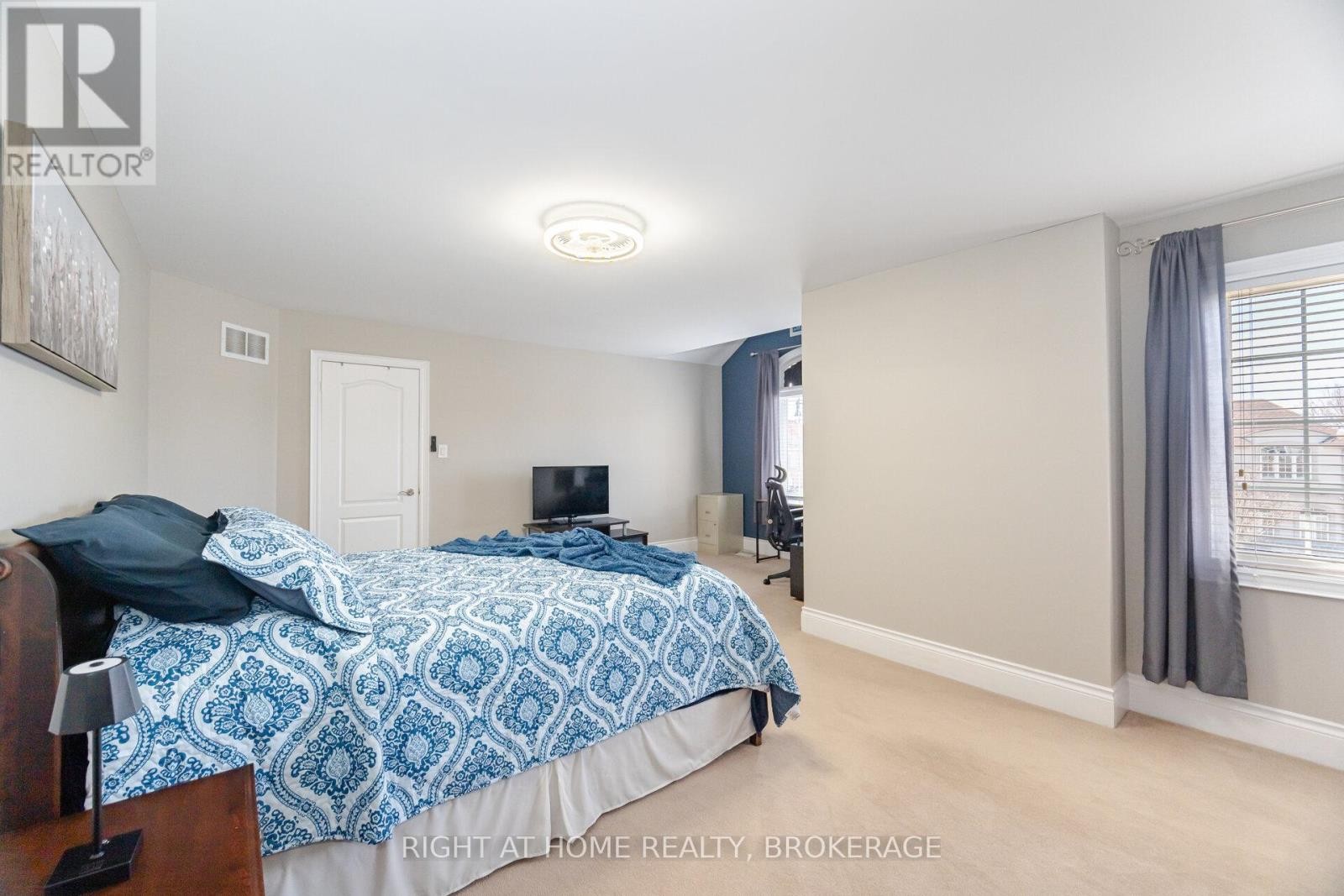 












105 ROYAL WEST DRIVE

,
Brampton (Credit Valley),




Ontario
L6X0V6

