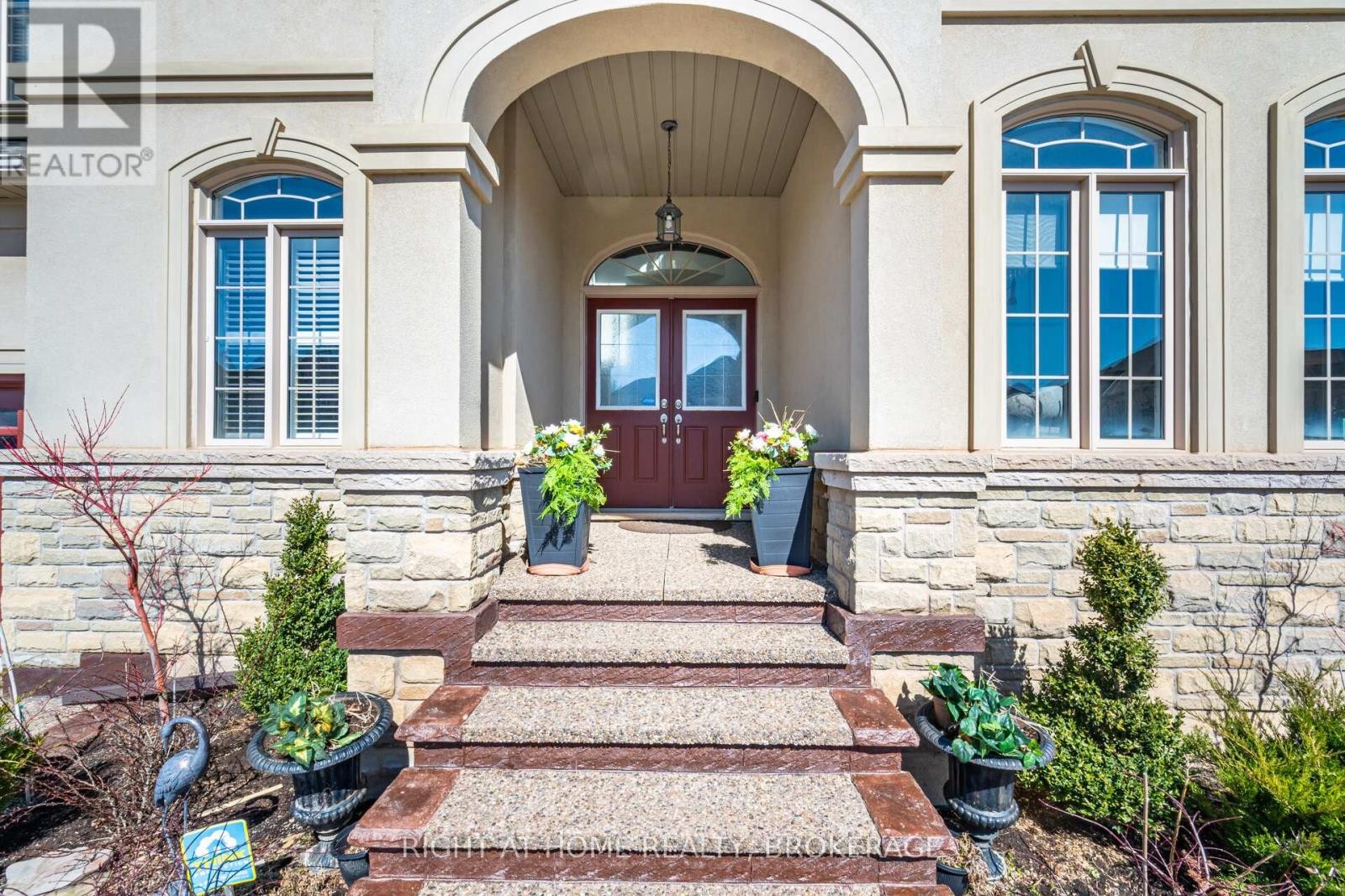 












105 ROYAL WEST DRIVE

,
Brampton (Credit Valley),




Ontario
L6X0V6


