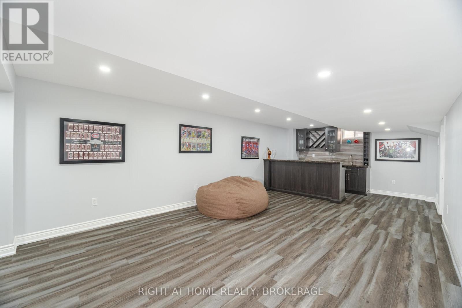 












105 ROYAL WEST DRIVE

,
Brampton (Credit Valley),




Ontario
L6X0V6

