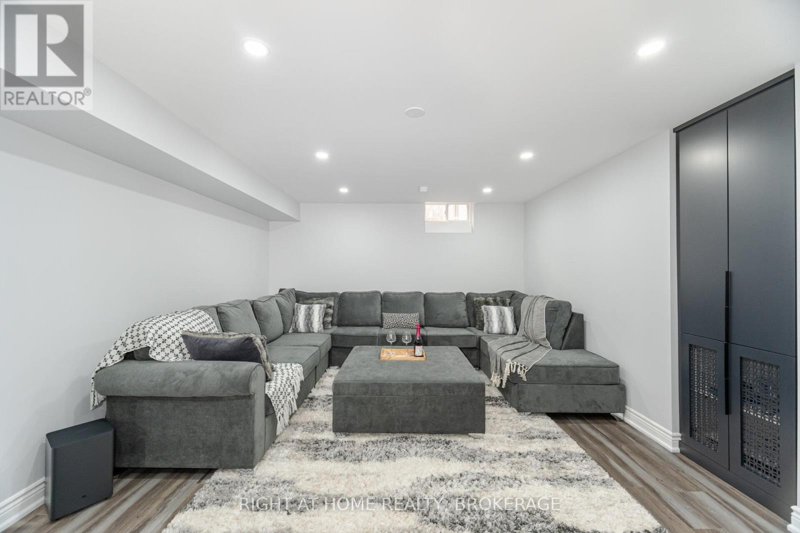












105 ROYAL WEST DRIVE

,
Brampton (Credit Valley),




Ontario
L6X0V6

